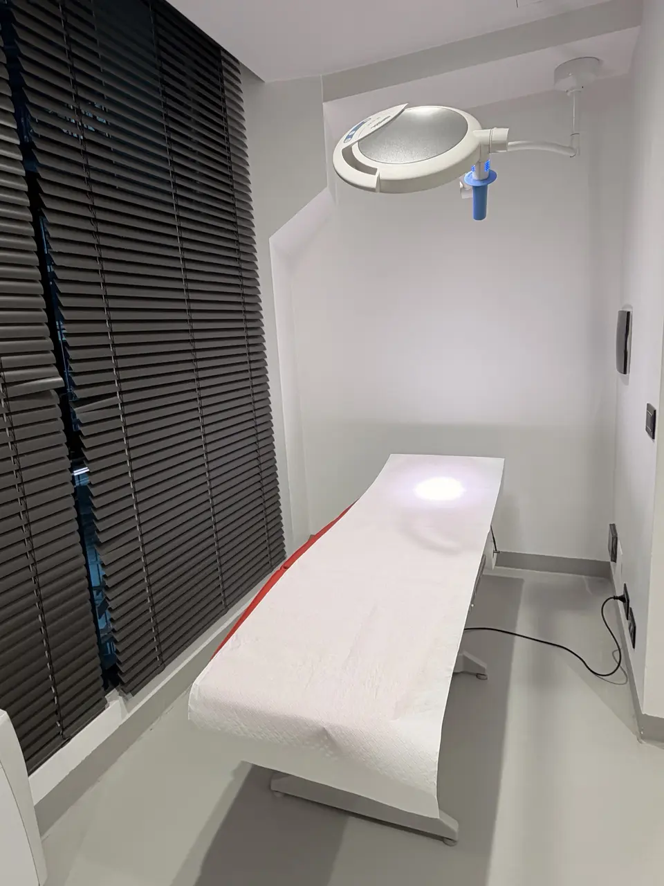Ambulatorio con lettino e scialitica