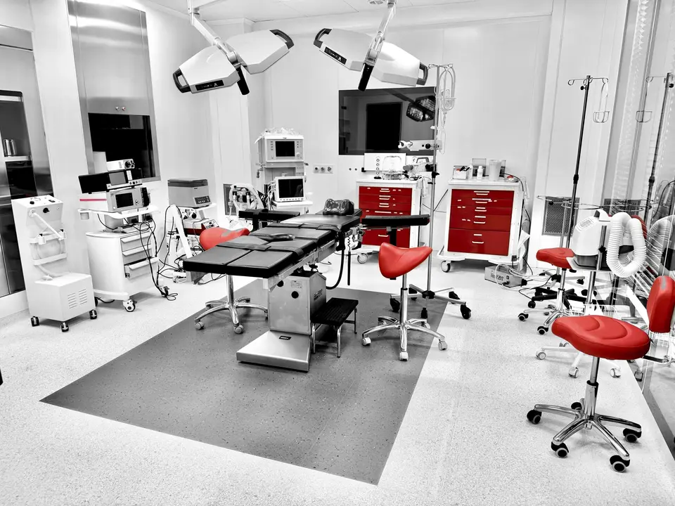 Sala operatoria con letto operatorio, carrelli e sgabelli
