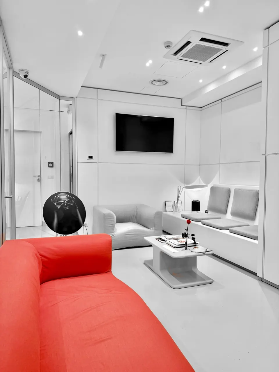 Sala d'attesa con il divano rosso